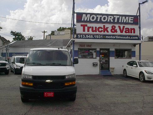 Used 2021 Chevrolet Express 3500 Extended RWD image 2