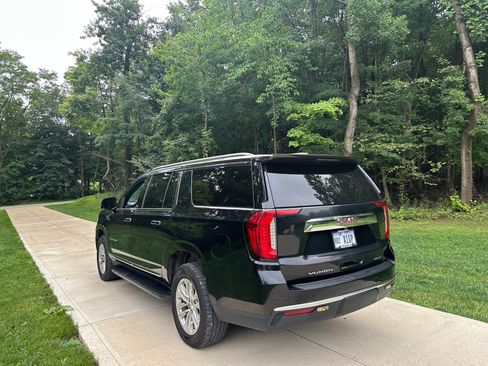 Used 2021 GMC Yukon XL 4WD SLT image 3