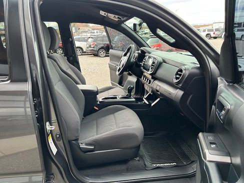 Used 2017 Toyota Tacoma TRD Off-Road image 13