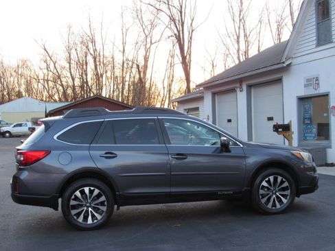 Used 2017 Subaru Outback 2.5i Limited image 11