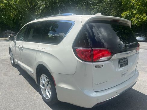 Used 2019 Chrysler Pacifica Touring-L Plus FWD image 3