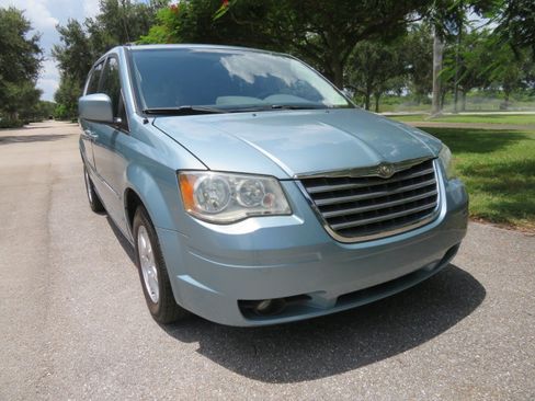 Used 2010 Chrysler Town & Country Touring FWD image 10