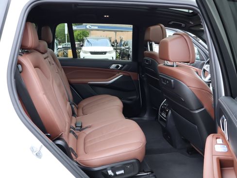 Used 2022 BMW X7 xDrive40i w/ M Sport Package AWD/4WD image 19