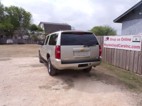Used 2014 Chevrolet Suburban LT image 3