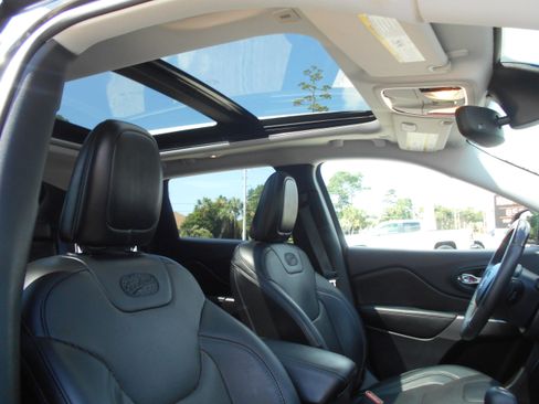 Used 2019 Jeep Cherokee 4WD Overland image 11