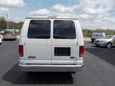 Used 2006 Ford E-150 and Econoline 150 Wagon RWD image 6