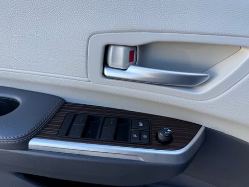 Used 2022 Toyota Sienna XLE image 12