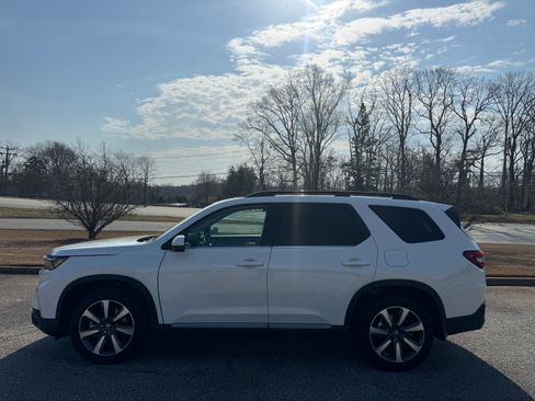 Used 2025 Honda Pilot Touring image 4