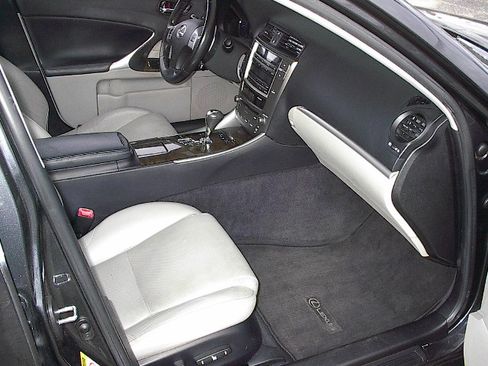 Used 2011 Lexus IS 250 Premium image 9