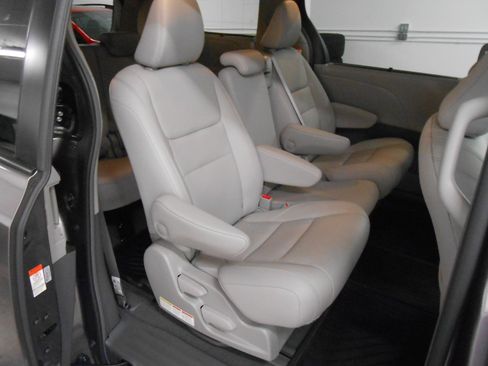 Used 2019 Toyota Sienna XLE Premium FWD image 13