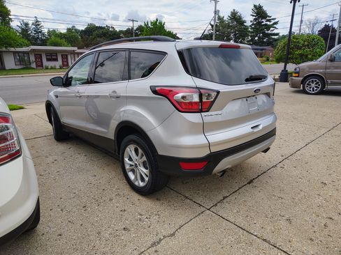 Used 2018 Ford Escape FWD SE image 2