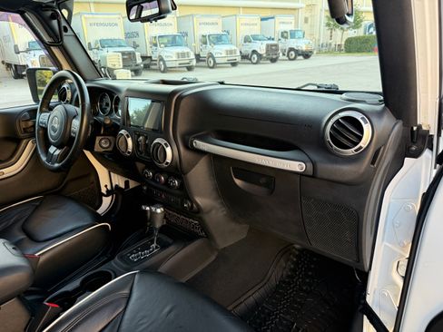Used 2015 Jeep Wrangler 4WD Unlimited Sahara image 16