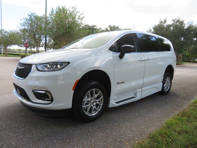 Used 2024 Chrysler Pacifica Touring-L FWD image 13