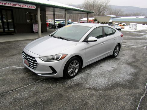 Used 2017 Hyundai Elantra SE image 2
