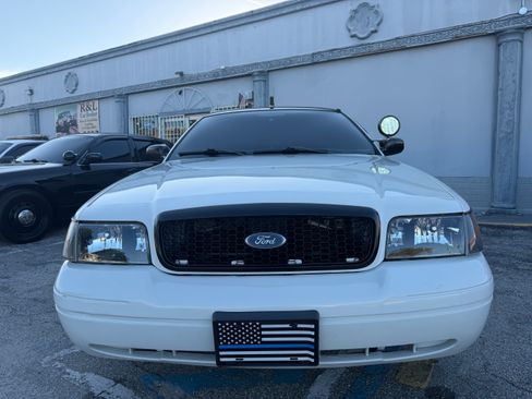 Used 2010 Ford Crown Victoria Police Interceptor image 3