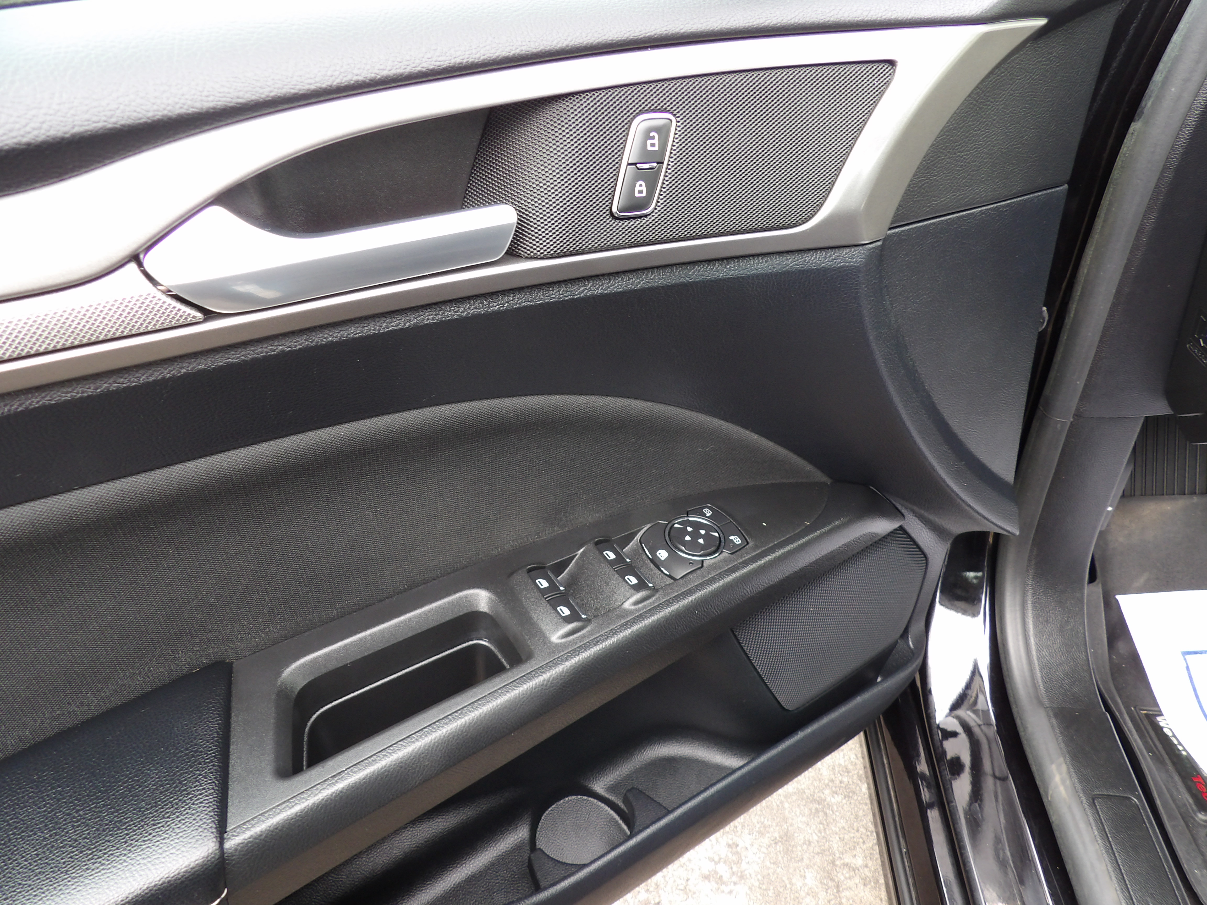 Used 2019 Ford Fusion SE FWD image 5