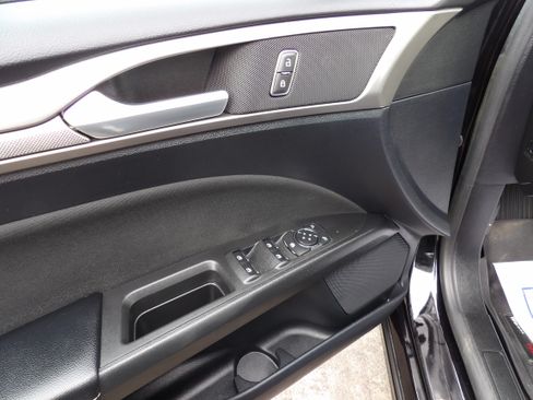 Used 2019 Ford Fusion SE FWD image 5