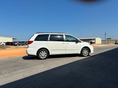 Used 2007 Toyota Sienna LE Minivan 4D FWD image 6