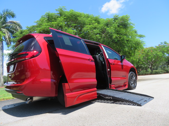 Used 2027 Chrysler Pacifica Select FWD image 6