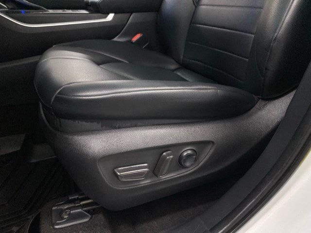 Used 2023 Toyota Highlander XLE AWD/4WD image 17
