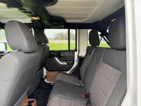 Used 2012 Jeep Wrangler Unlimited Sahara AWD/4WD image 10