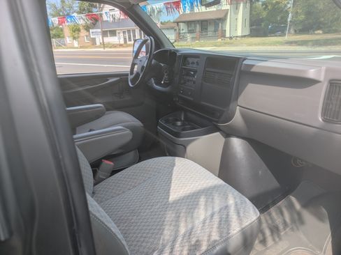 Used 2006 GMC Savana 3500 LS image 10