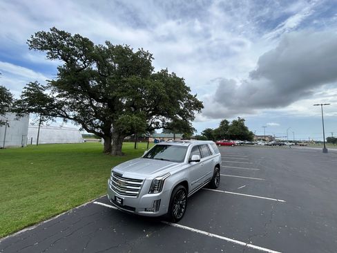 Used 2017 Cadillac Escalade 2WD Platinum image 2