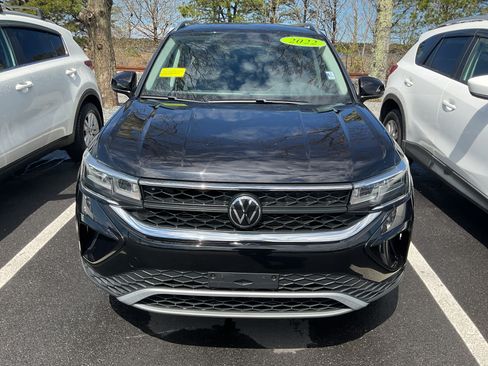 Used 2022 Volkswagen Taos FWD SE image 2