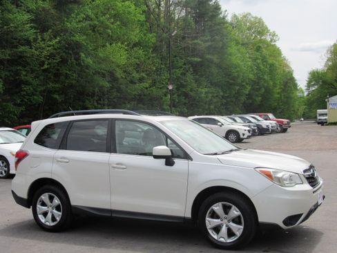 Used 2015 Subaru Forester 2.5i Limited AWD/4WD image 10