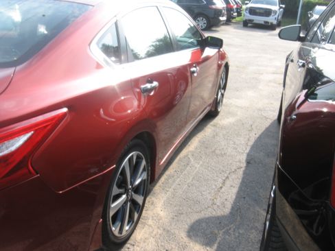 Used 2016 Nissan Altima Sedan w/ Premium Pkg FWD image 4