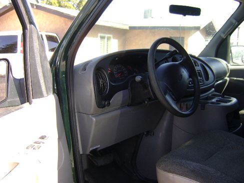 Used 2001 Ford E-350 and Econoline 350 Super Duty RWD image 12