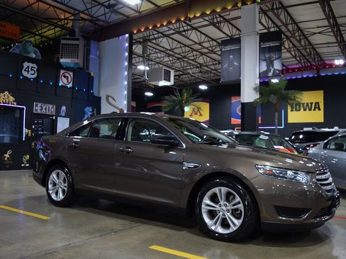 Used 2015 Ford Taurus SE image 7