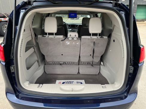 Used 2018 Chrysler Pacifica Touring-L image 39