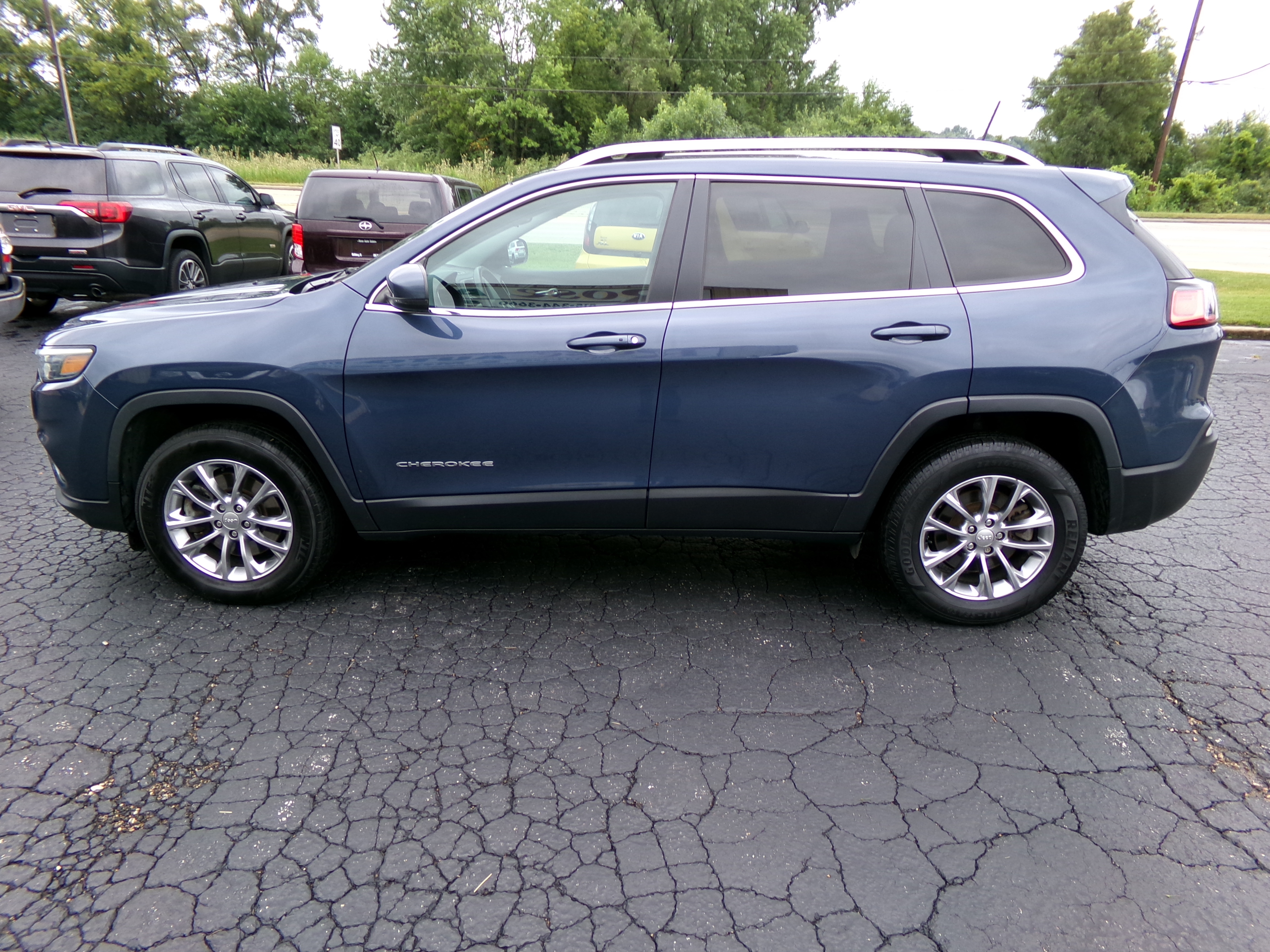 Used 2021 Jeep Cherokee 4WD Latitude Lux image 2