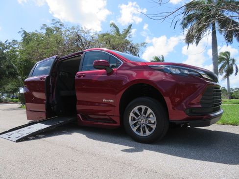 Used 2026 Toyota Sienna LE FWD image 2