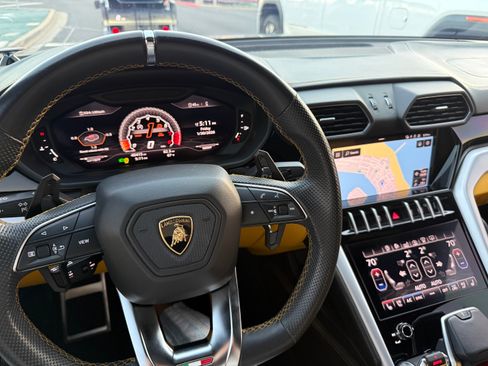 Used 2020 Lamborghini Urus image 29