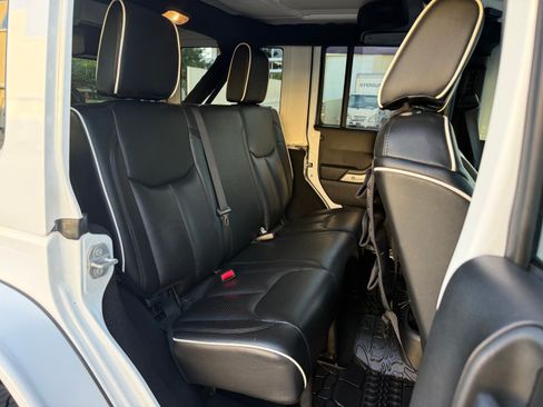Used 2015 Jeep Wrangler 4WD Unlimited Sahara image 18