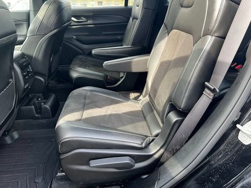 Used 2024 Jeep Grand Cherokee L Altitude AWD/4WD image 9