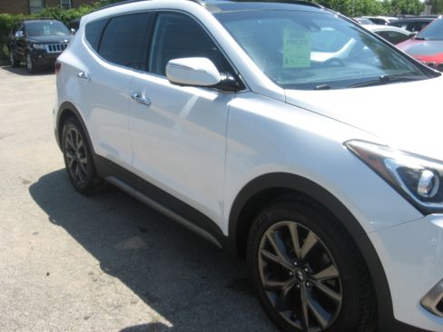 Used 2017 Hyundai Santa Fe Limited w/ Ultimate Package FWD image 3