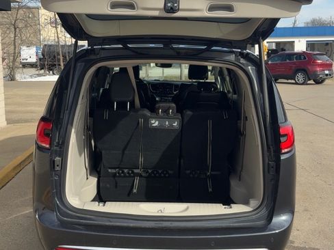 Used 2021 Chrysler Pacifica Touring-L image 17