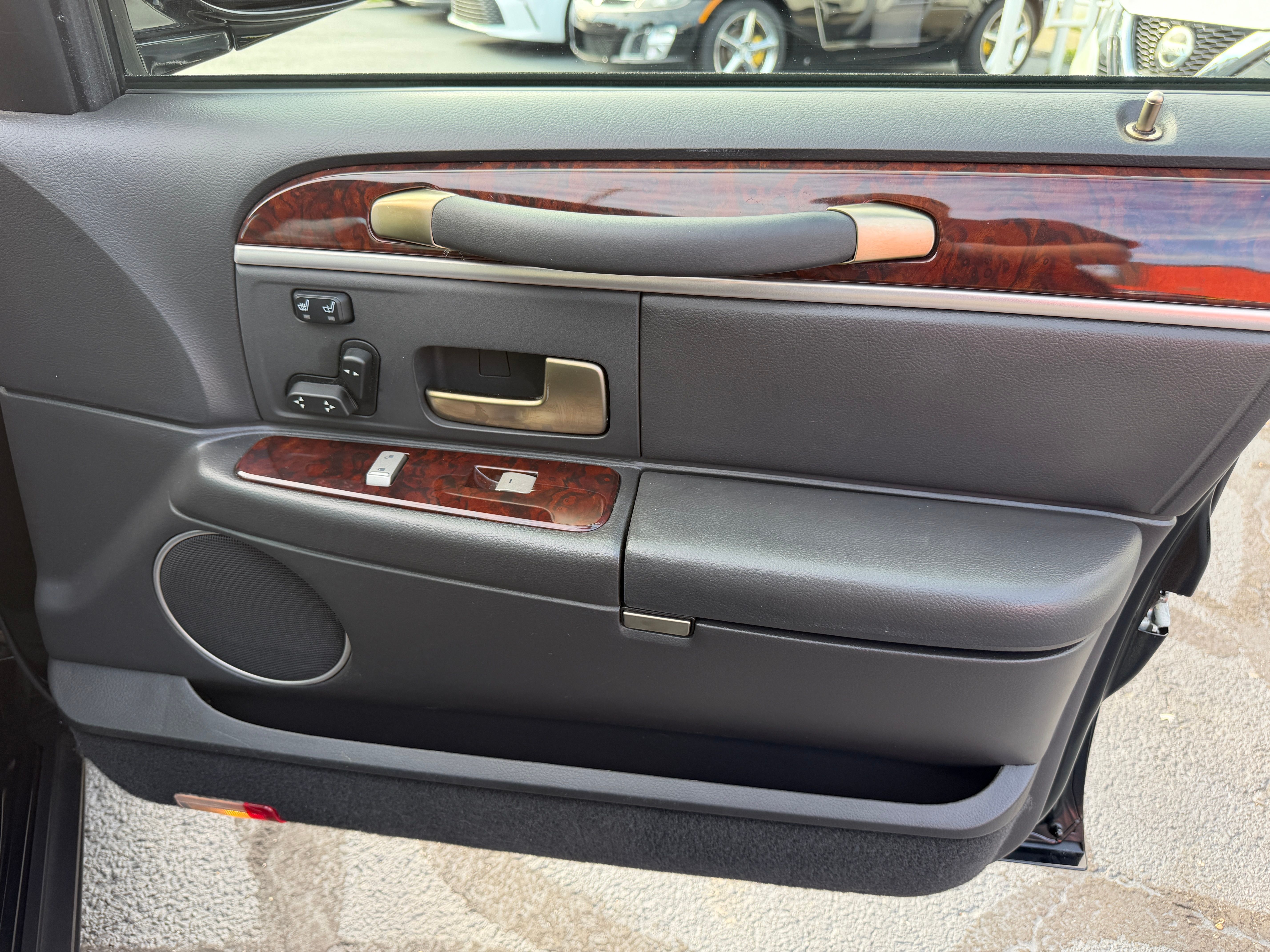 Used 2009 Lincoln Town Car Signature Limited RWD image 19