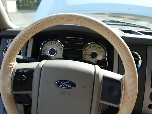 Used 2010 Ford Expedition XLT image 31