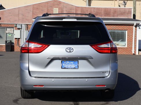Used 2016 Toyota Sienna XLE Premium image 6