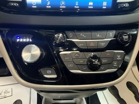 Used 2023 Chrysler Pacifica Touring-L image 13