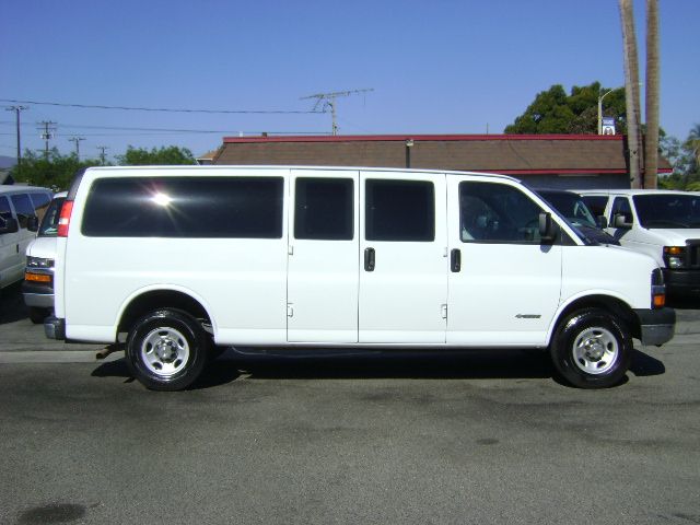 Used 2005 Chevrolet Express 3500 Extended RWD image 2