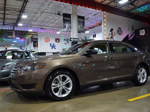 Used 2015 Ford Taurus SE image 11
