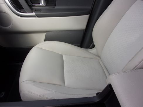 Used 2016 Land Rover Discovery Sport SE image 10