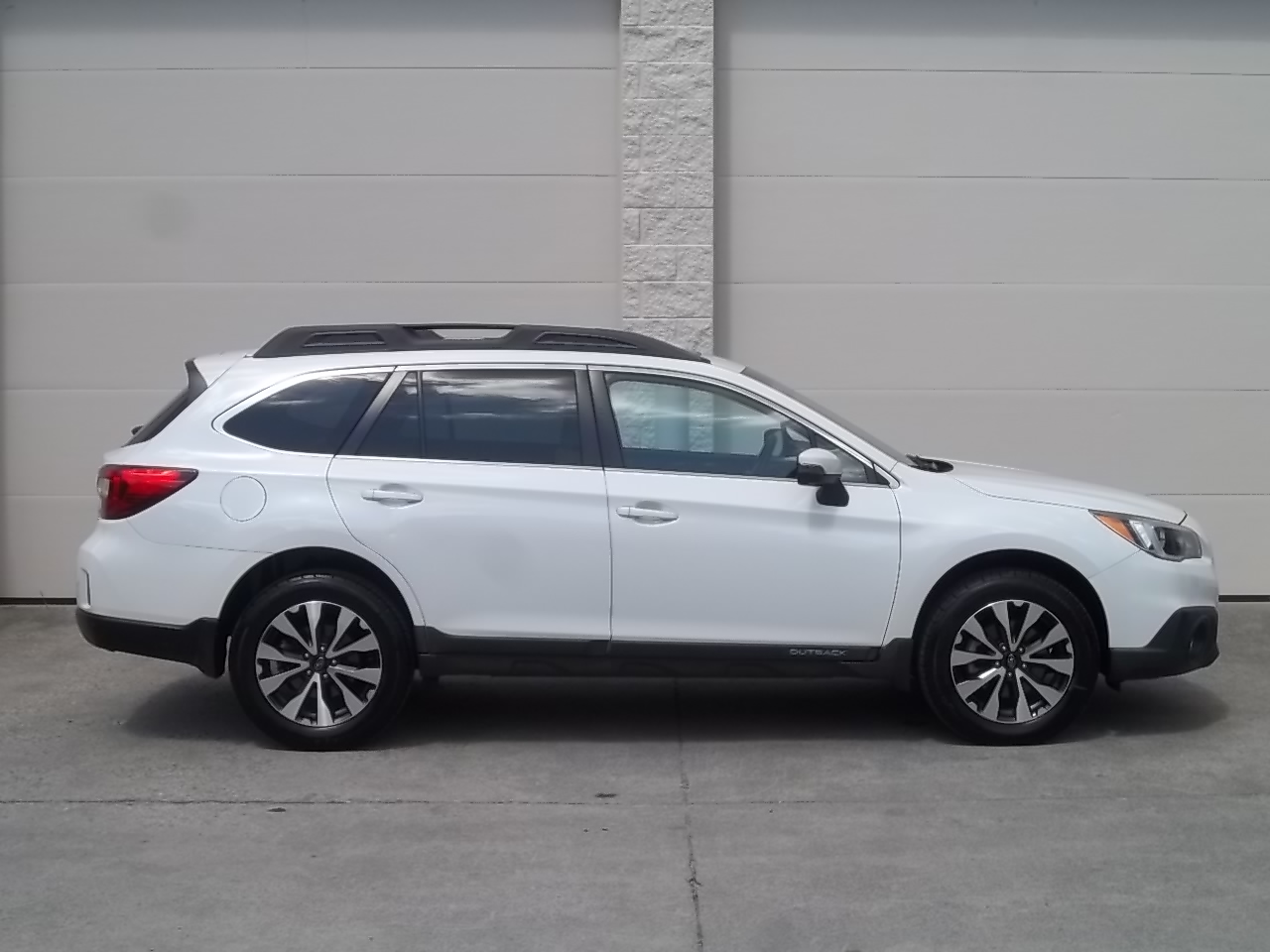 Used 2015 Subaru Outback 3.6R Limited AWD/4WD image 9