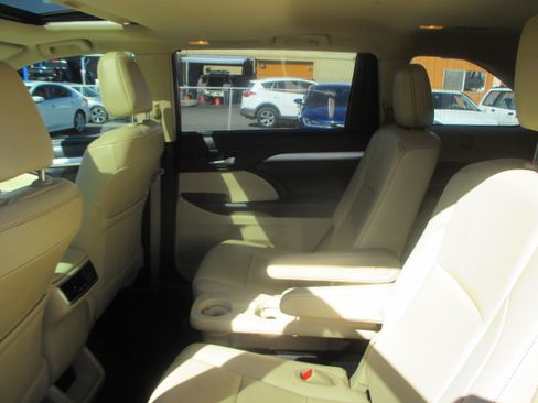 Used 2019 Toyota Highlander XLE image 9