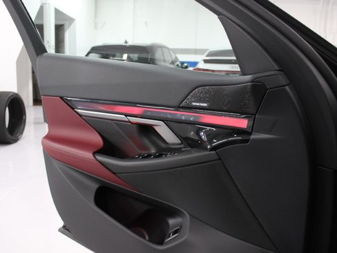 Used 2025 BMW i5 xDrive40 image 31